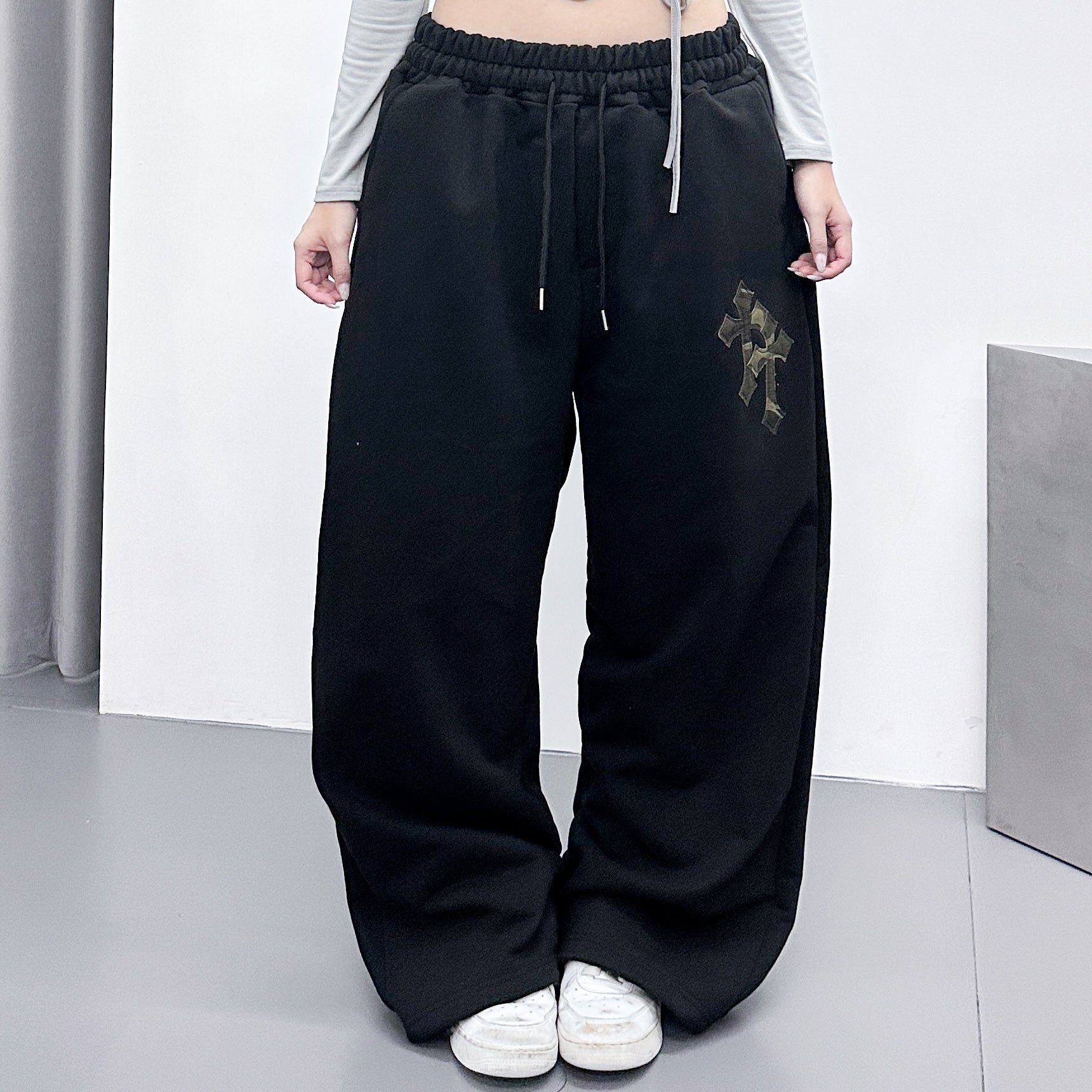 [UNISEX] CAMOUFLAGE HOLY CROSS SWEATPANTS/ 2色