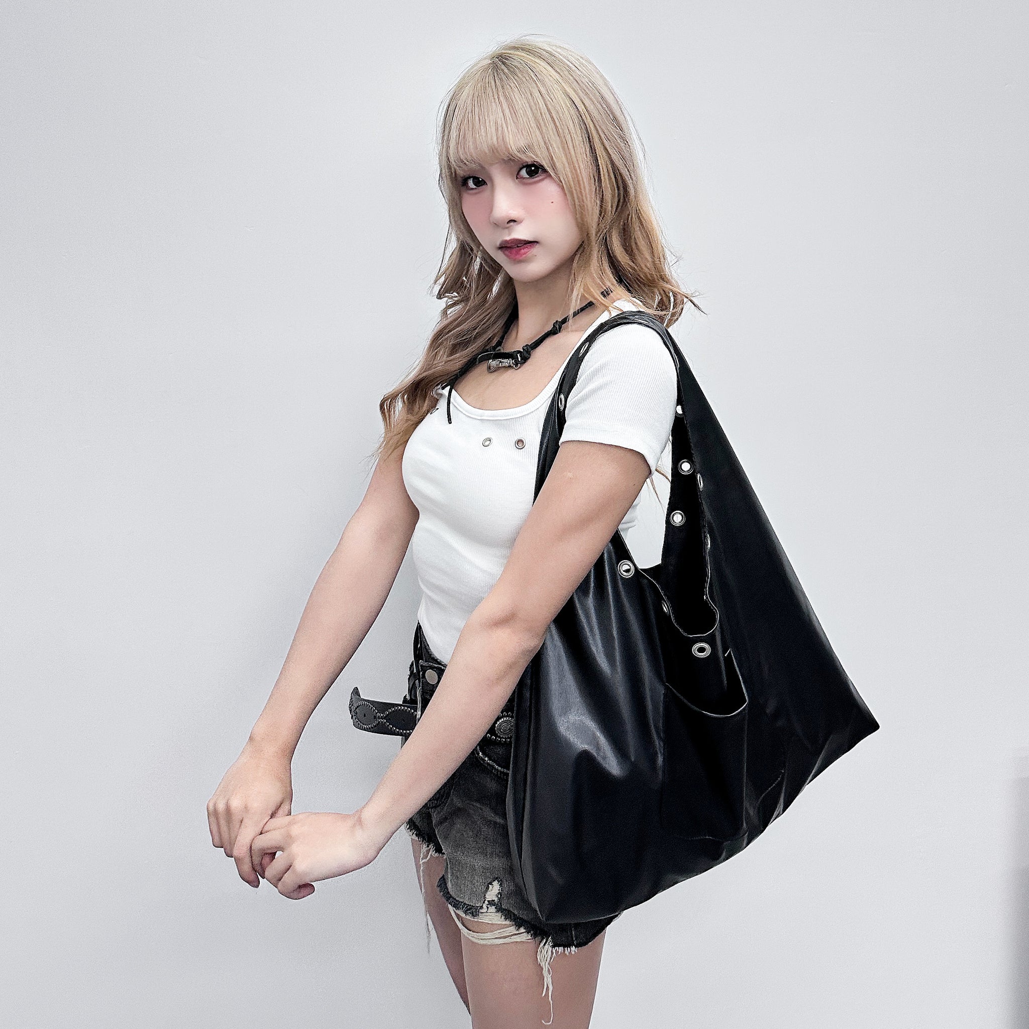 HOLLOW RIVET GLOSSY SHOULDER BAG/ 1色