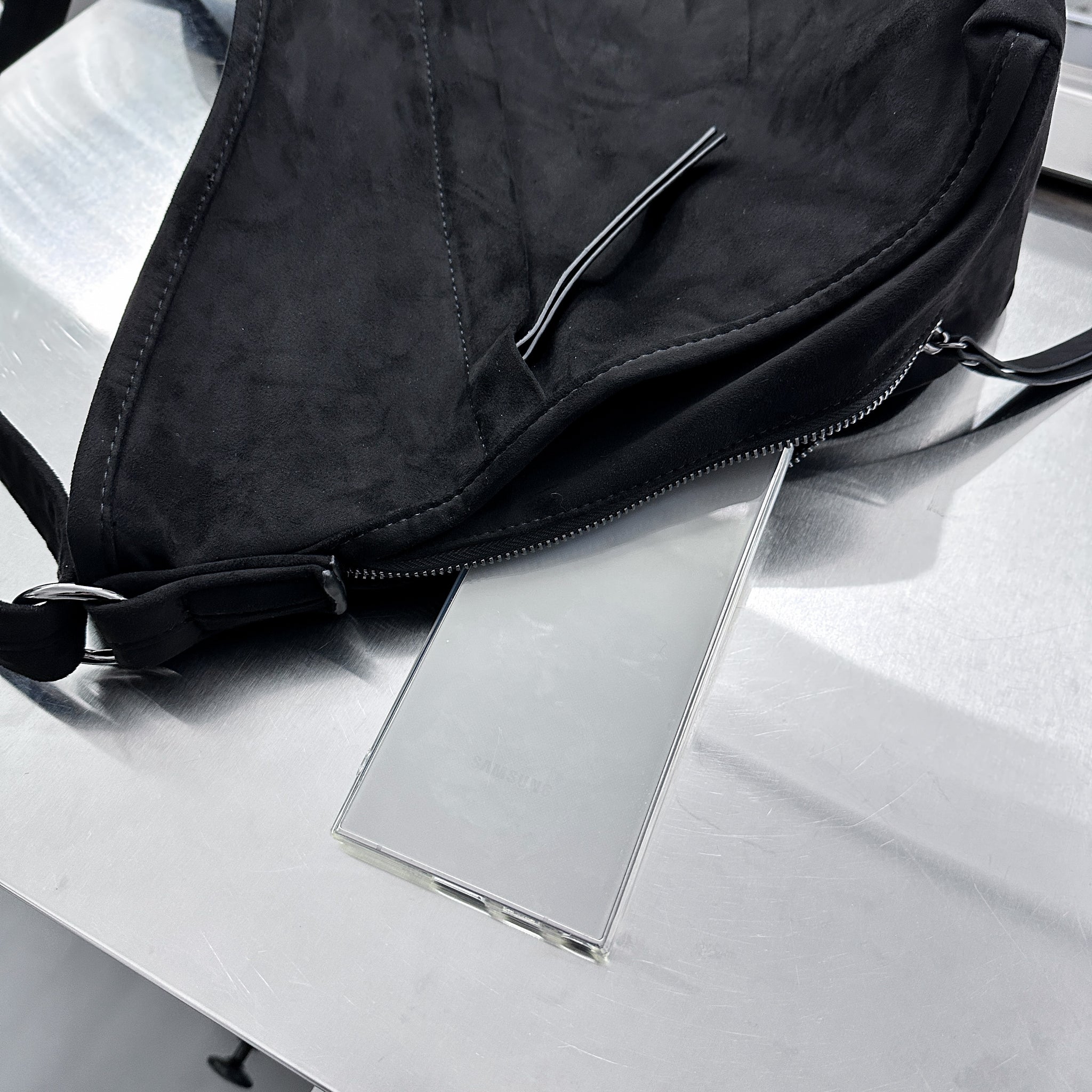 [UNISEX] SUEDE CROSS BAG/ 1色