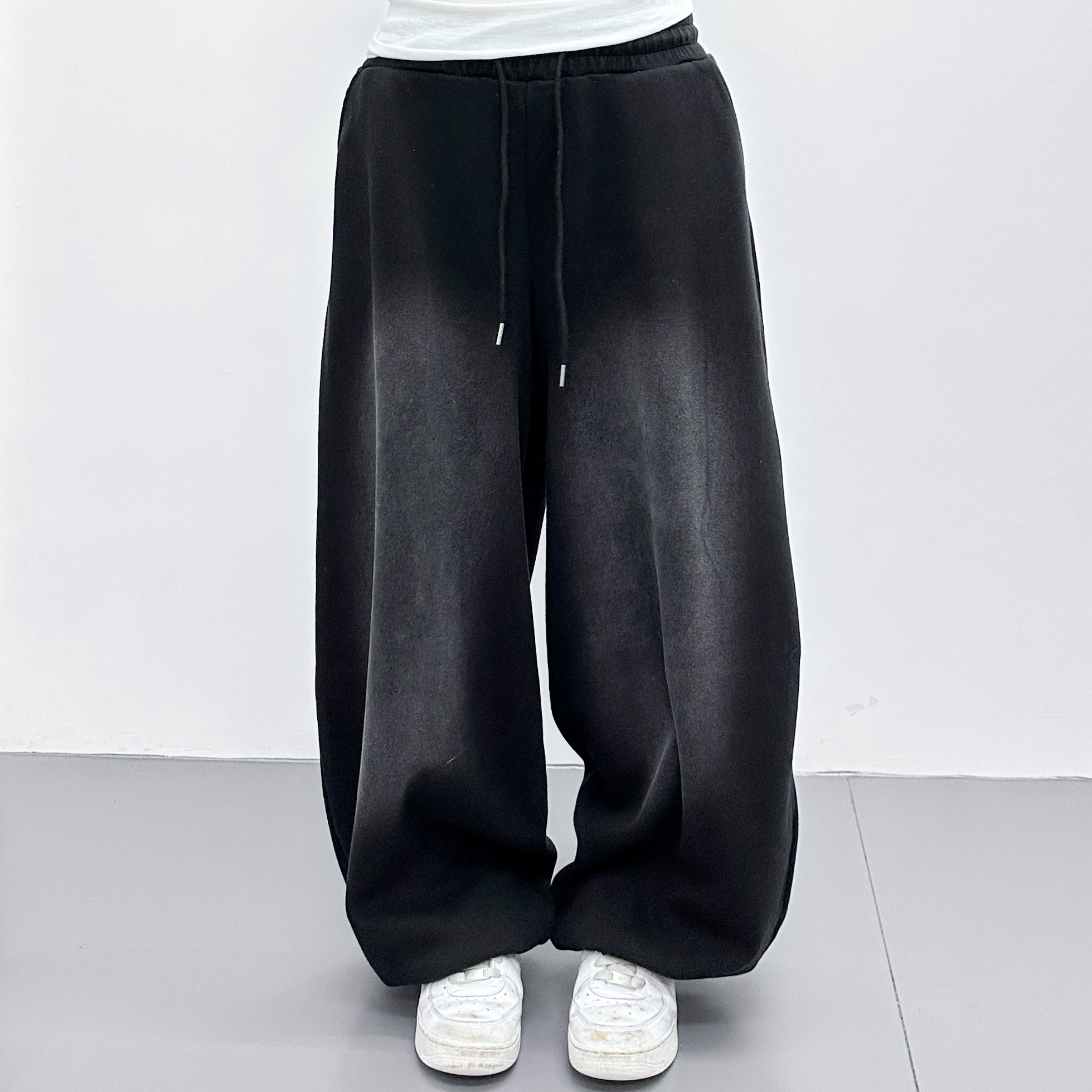 [UNISEX] BLACK WASHING PIGMENT BALLOON SWEATPANTS/ 1色