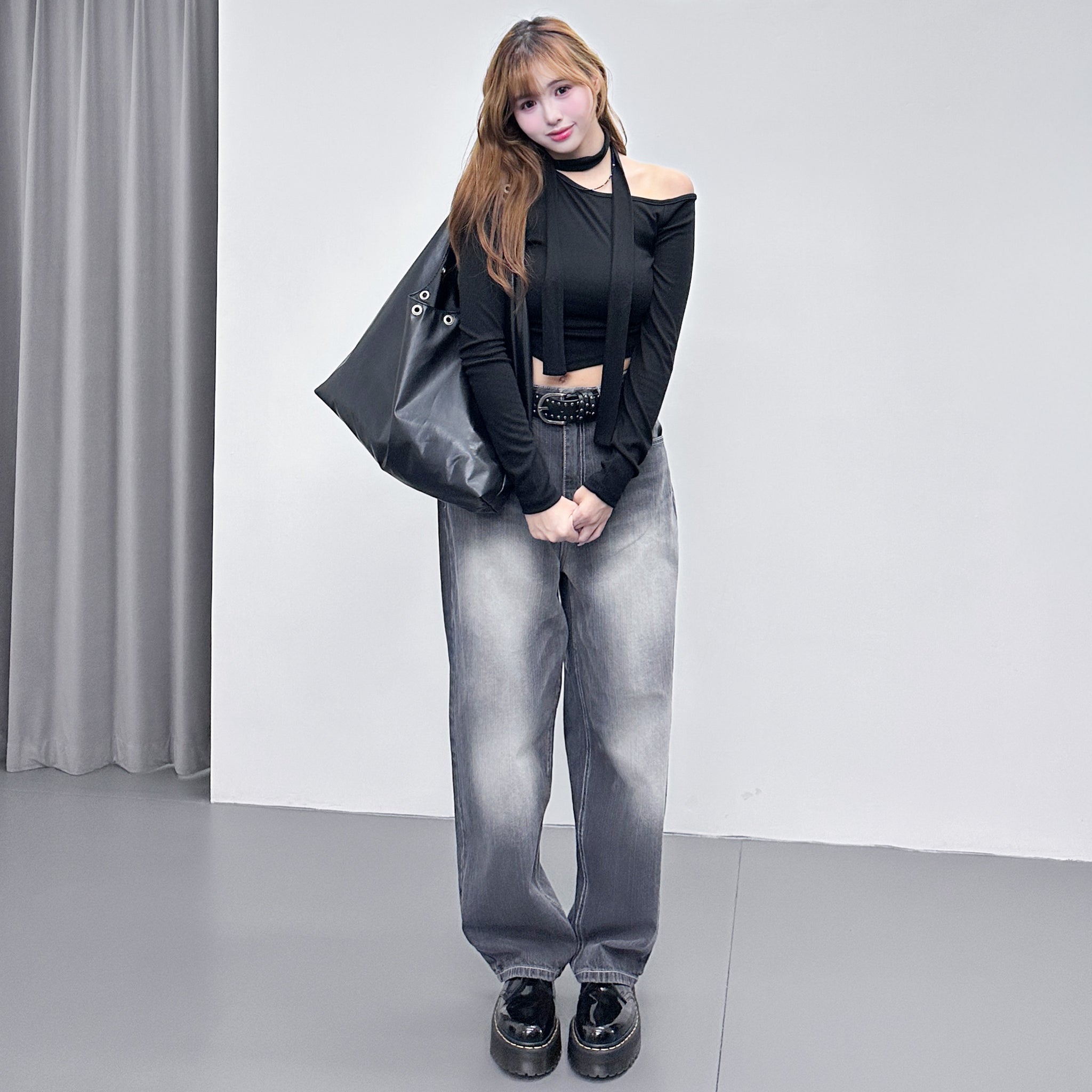 HOLLOW RIVET GLOSSY SHOULDER BAG/ 1色