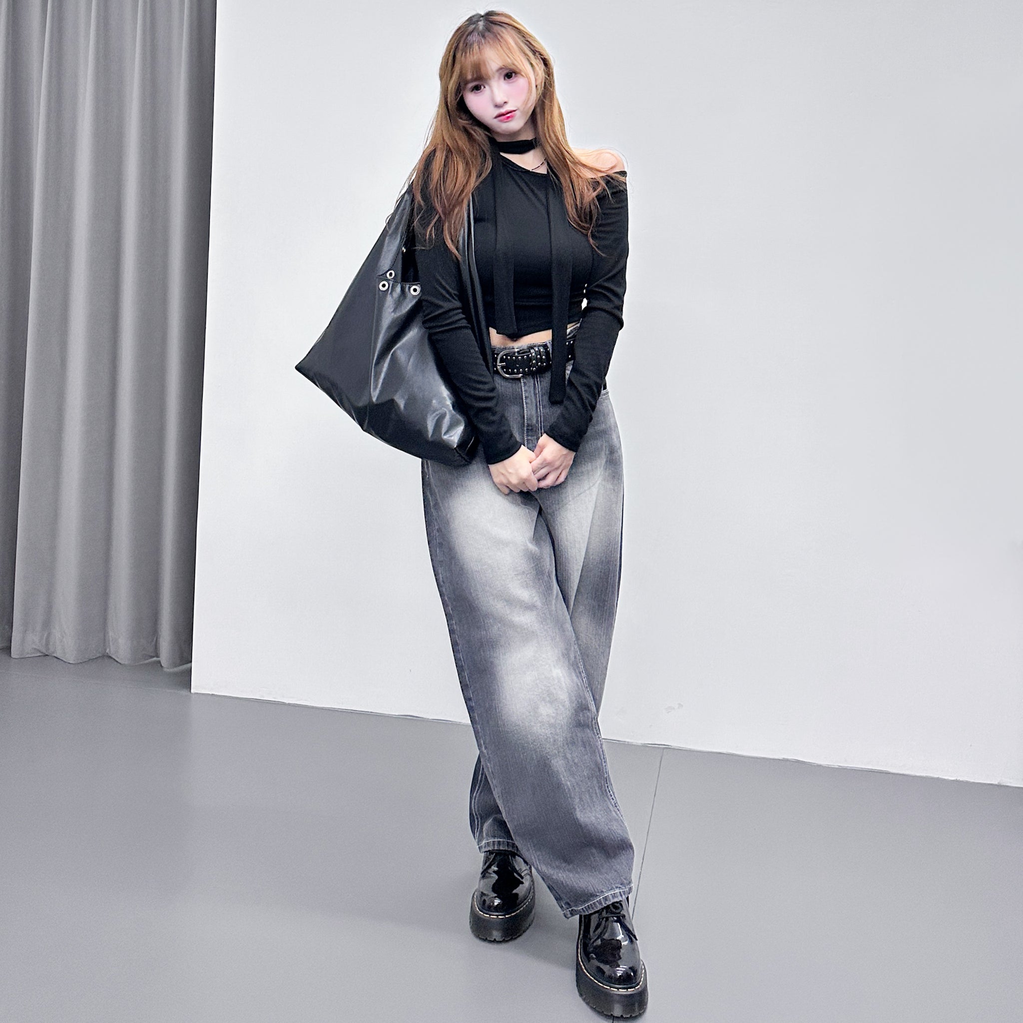 HOLLOW RIVET GLOSSY SHOULDER BAG/ 1色