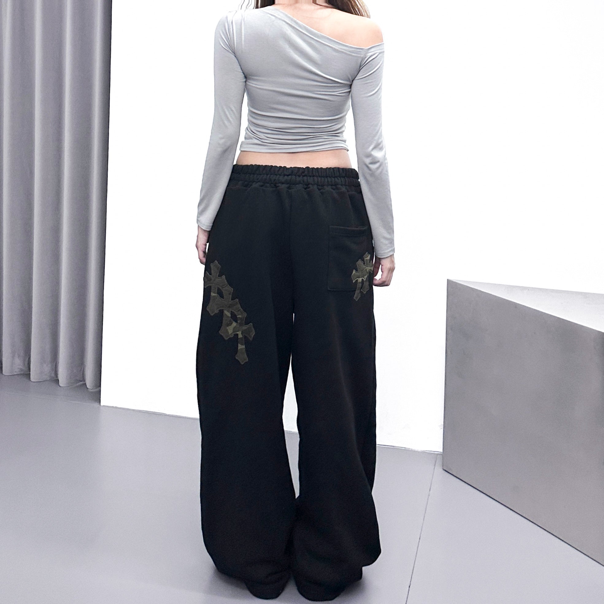 [UNISEX] CAMOUFLAGE HOLY CROSS SWEATPANTS/ 2色