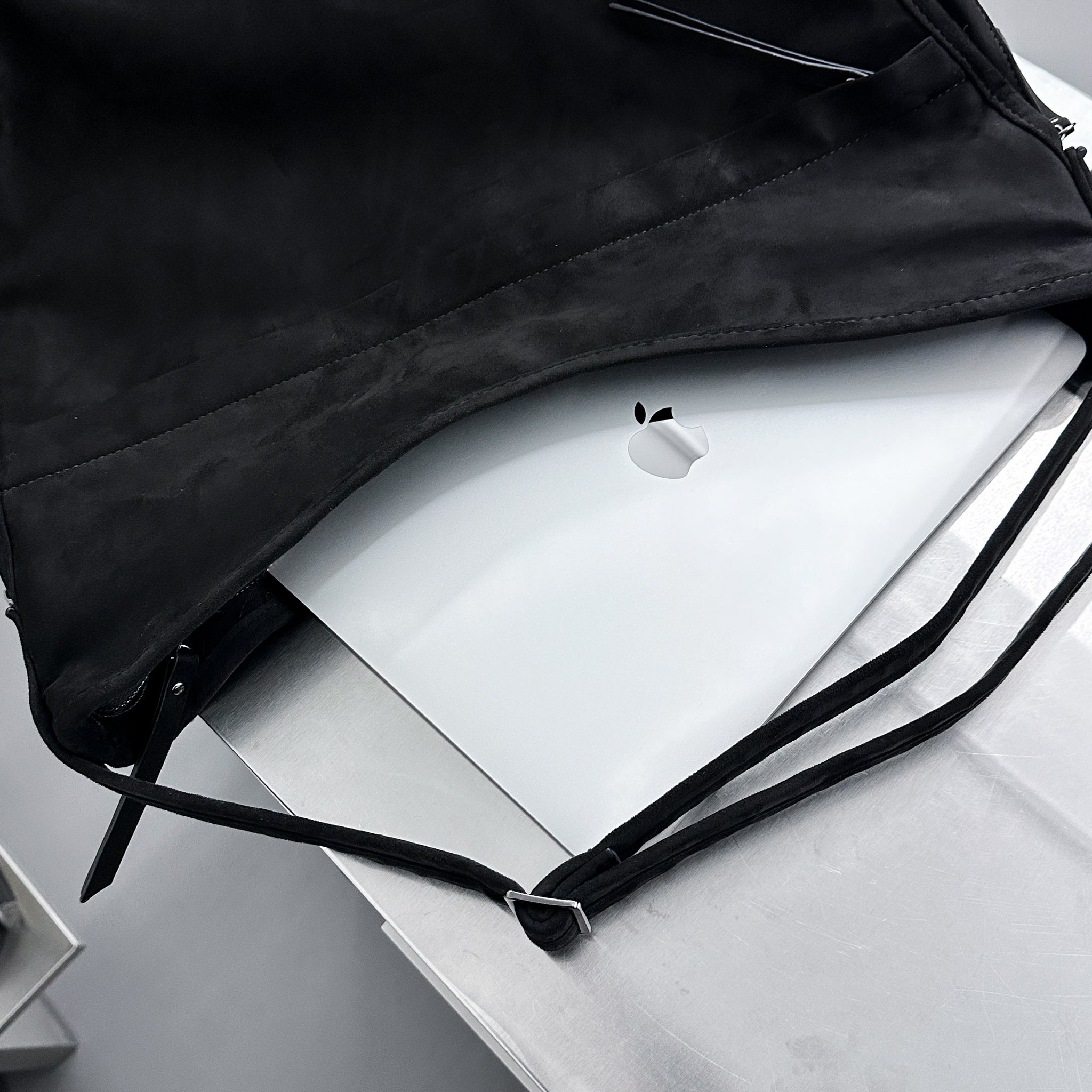 [UNISEX] SUEDE CROSS BAG/ 1色