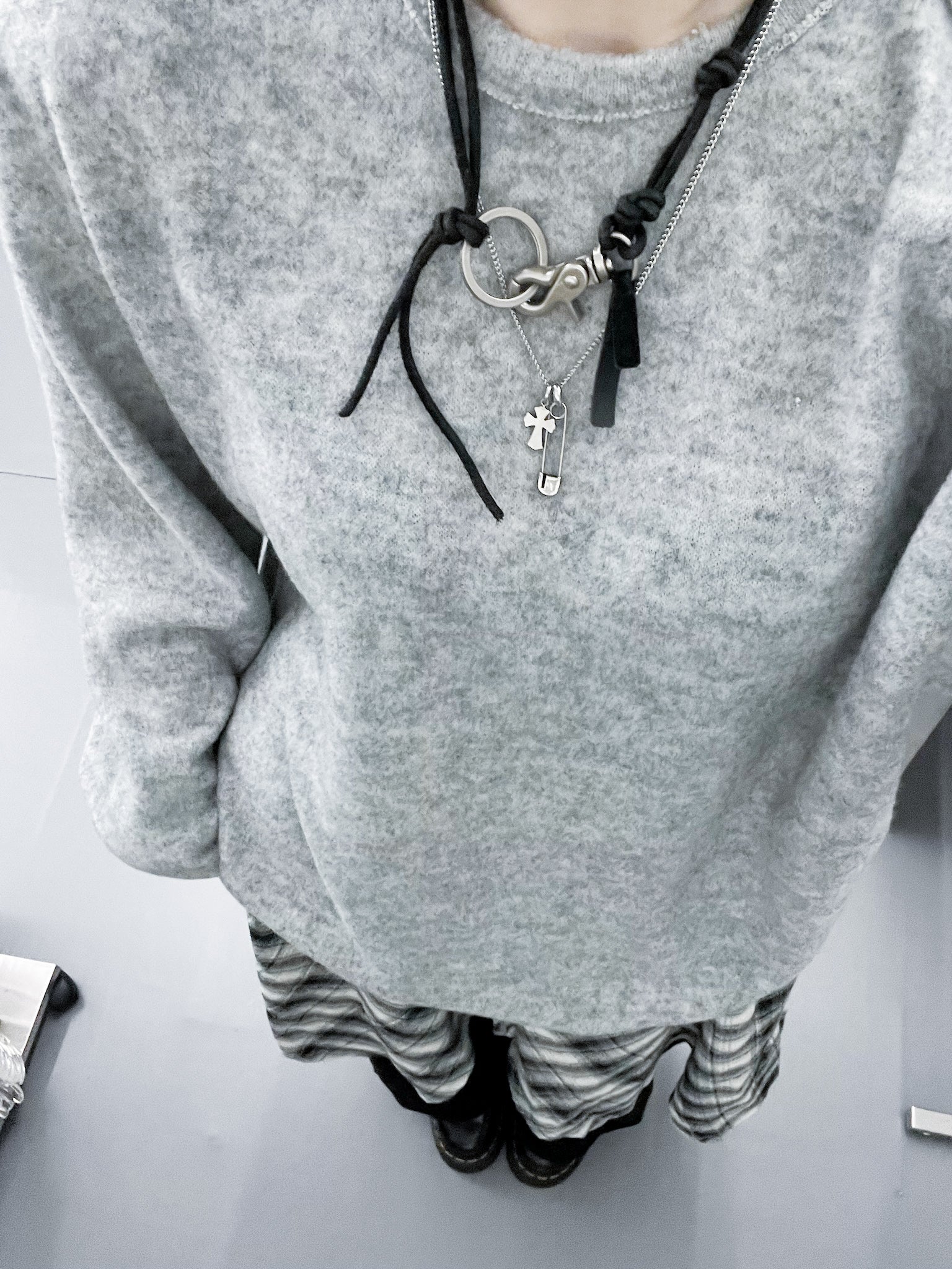 [UNISEX] 右肩啪啪鈕霧面毛茸茸長袖/ 2色