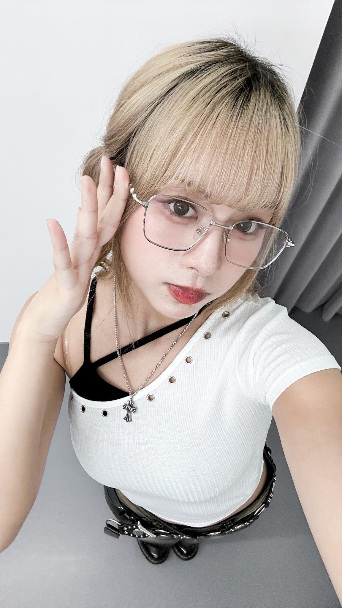 HOLLOW RIVET ONE-SHOULDER CROP TOP/ 2色