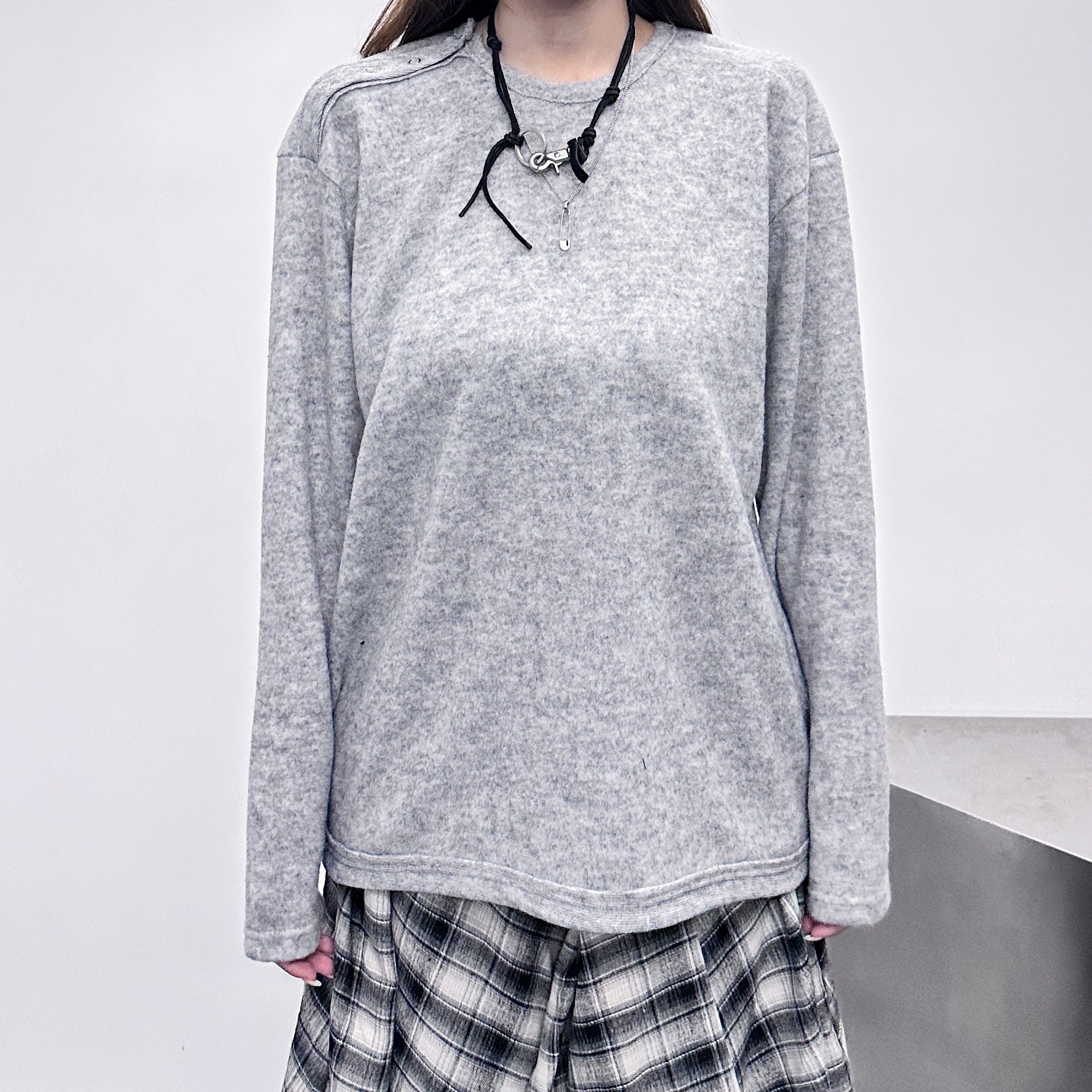 [UNISEX] 右肩啪啪鈕霧面毛茸茸長袖/ 2色