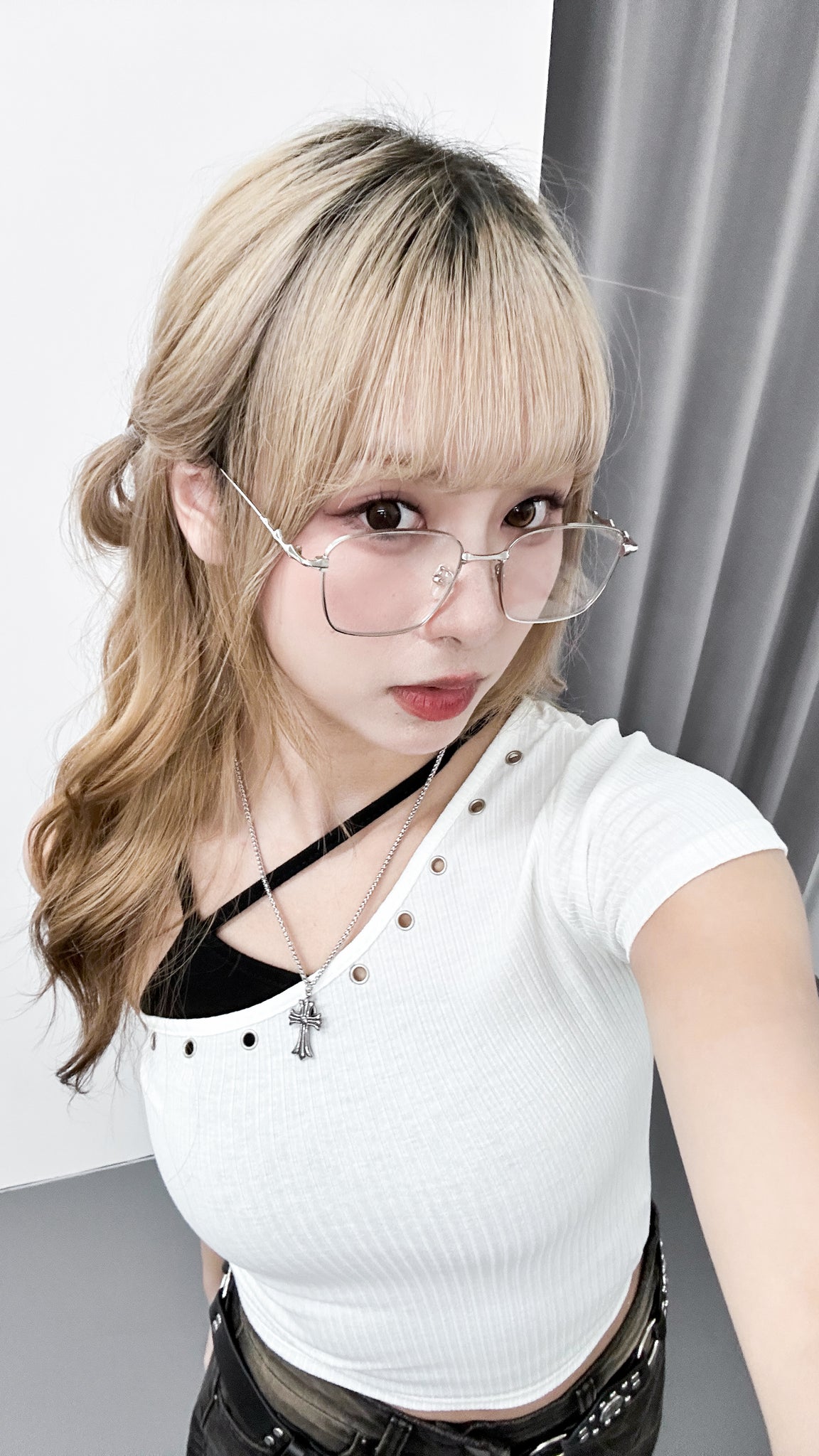 HOLLOW RIVET ONE-SHOULDER CROP TOP/ 2色