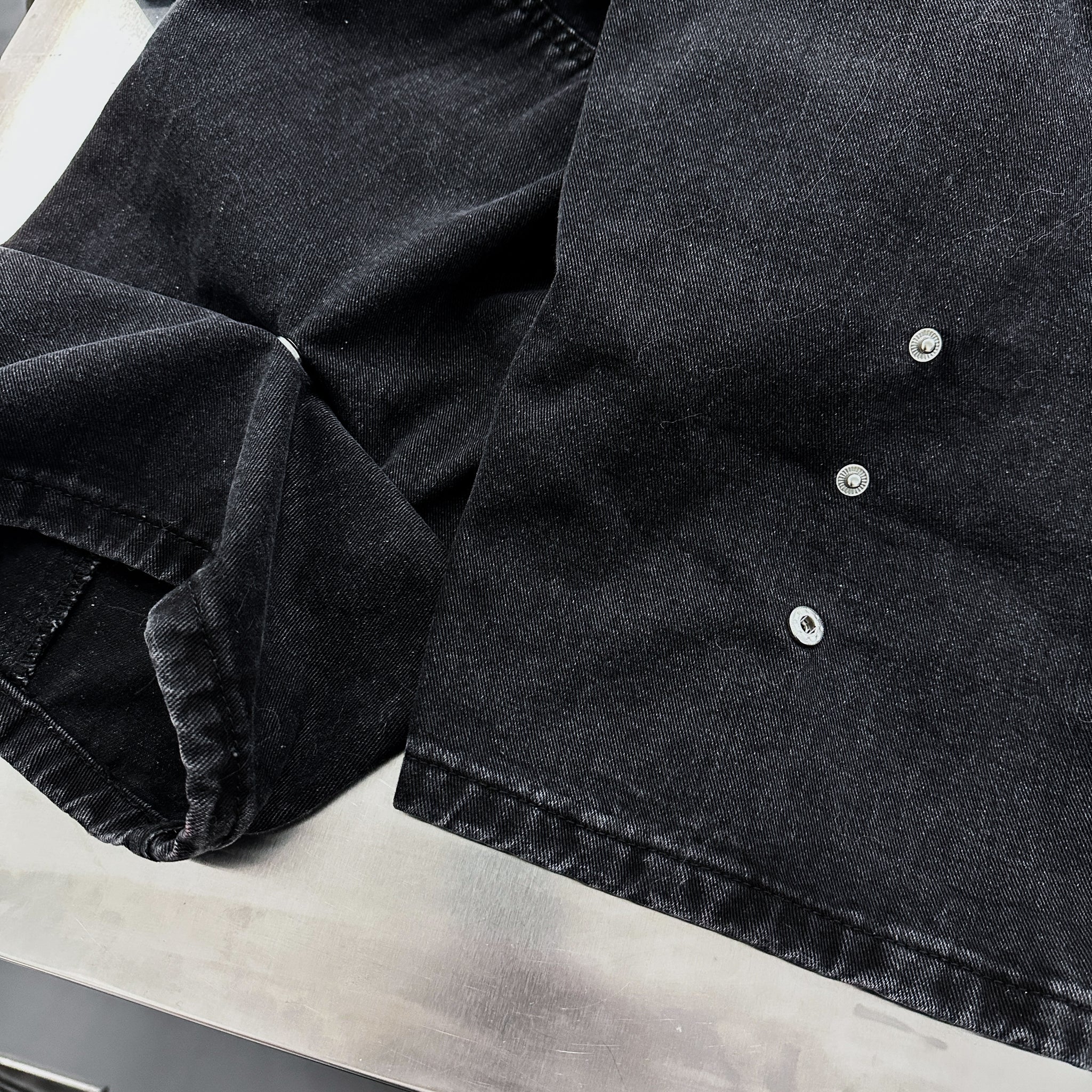 [UNISEX彎刀褲] BLACK WASHED SCIMITAR DENIM PANTS/ 1色